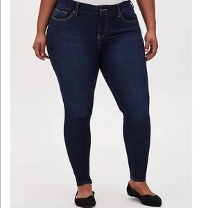 Torrid bombshell skinny dark wash stretch jeans. Size 18.